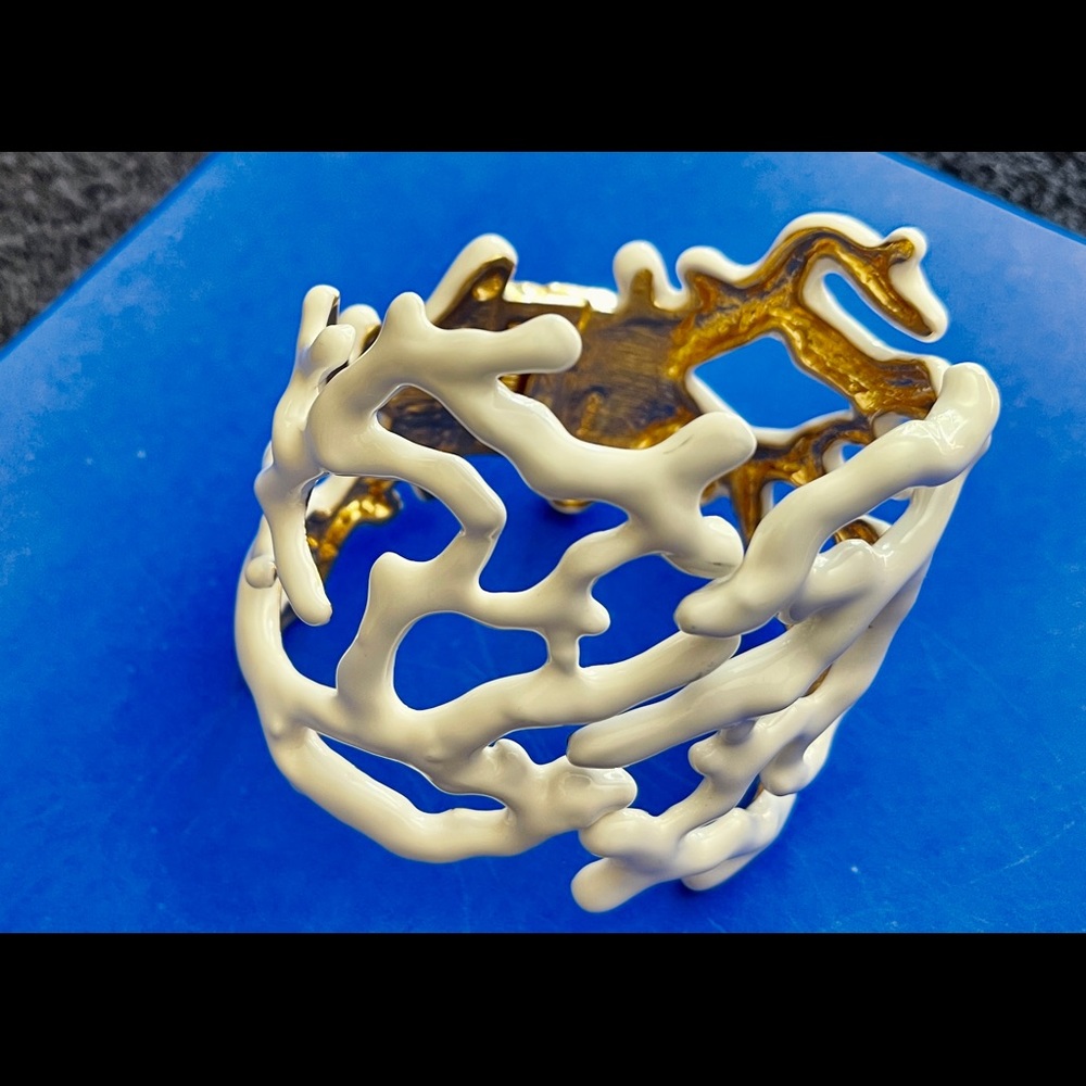 KJL Highly Collectible. Rare White Coral opening by hinges